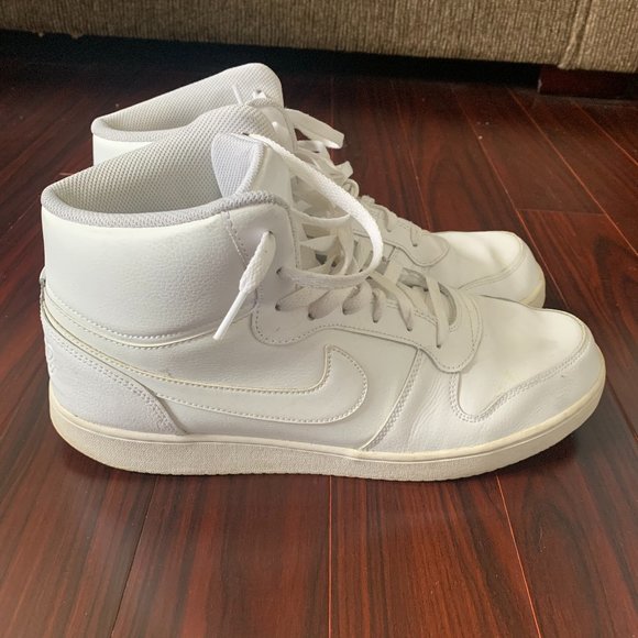 Nike Sneakers US13 - Picture 1 of 4